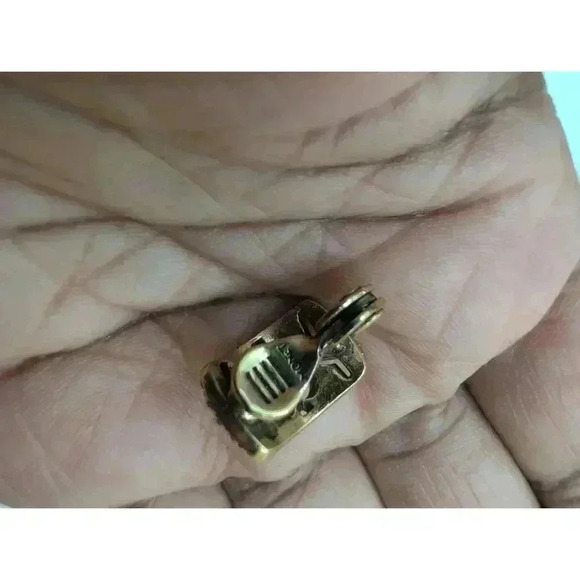 Monet Goldtone Clip On Earrings Exquisitely Beautiful Crystal - Picture 2 of 4